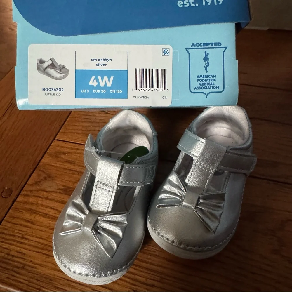 Stride rite Soft Motion™ Ashtyn Mary Jane shoes. Size 4W - silver & white